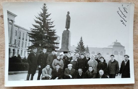 Фото у памятника Сталину в Гори. 1970 г. 12х18 см