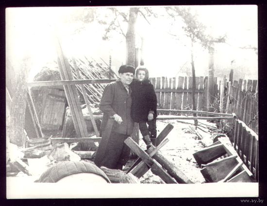 Фото Дед с пилой и помощник