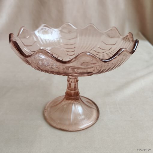 Ваза на ножке Розовое стекло, Нёман. СССР