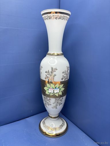 Ваза Чехословакия Богемия . Молочное стекло, позолота.