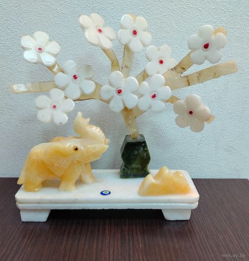 Декоративная композиция , состоящая из статуэтки слона и дерева с цветами , выполненая из натуральных камней , таких как оникс и мрамор , ручная работа .