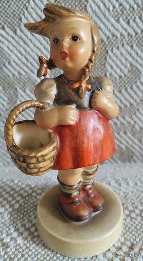 Фарфоровая статуэтка Goebel Германия Маленькая покупательница (Little Shopper), модель #96