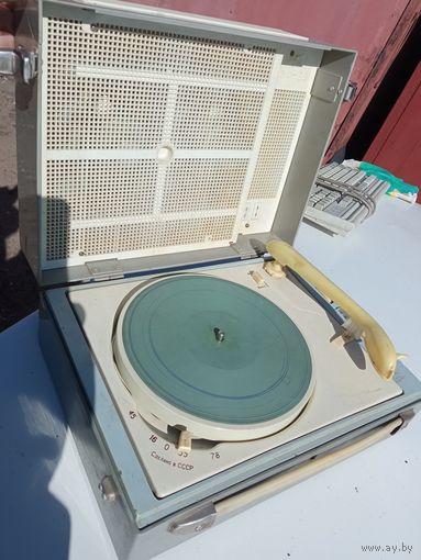(портативный проигрыватель пластинок) Концертный-3