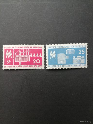 ГДР 1959 Полная серия марок "Ярмарка в Лейпциге" (чистые* с наклейками) Mi.678-679 каталог 0.90 евро