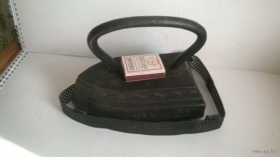 Утюг КМЗ . 4.5 ц 70 к (Вес 4.8 кг) с подставкой