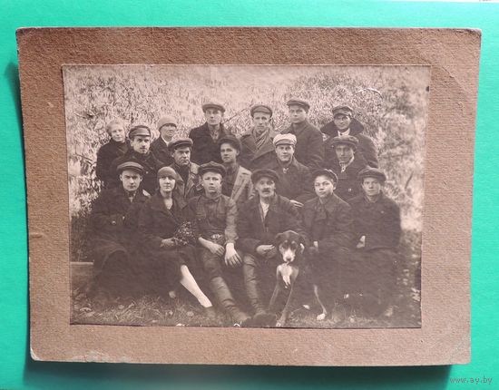 Фото "Группа сослуживцев", 1931 г. в кинотеатре, г. Гомель, Зап. Бел. (без паспарту 12*17 см, с паспарту 21,5*16 см)
