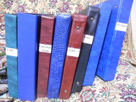 9 альбомов с банкнотами стран мира.