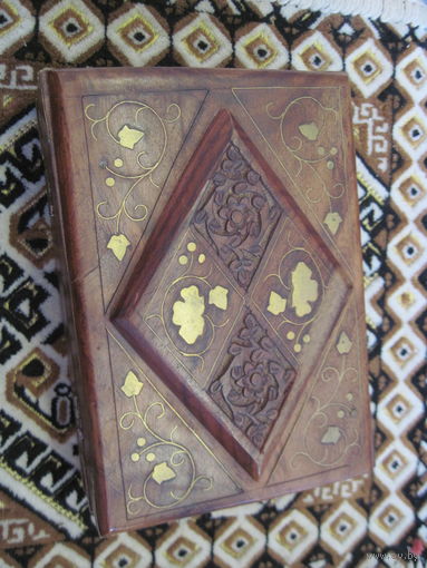 Шкатулка резная.