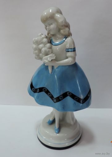 Статуэтка фарфоровая "Девушка с цветами" 70-е годы Германия. Высота 18.5 см. Один пальчик битый.