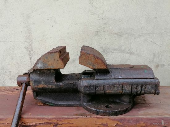 Тиски слесарные.