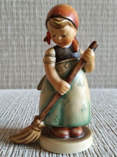 Статуэтка ''Маленькая подметальщица'' Goebel Hummel