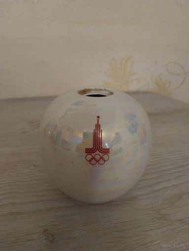 Ваза с олимпийскиой символикой с рубля.
