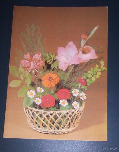 Корзинка с цветами(фото Л.Круцко).