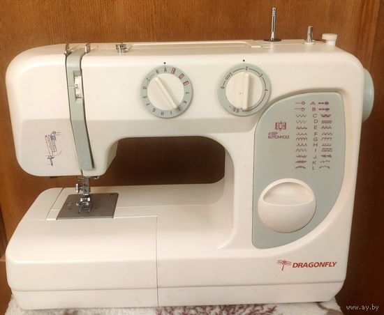 Швейная машинка "Драгонфлай", настольн., рабочая. Упаковка, документы. Проходит ТО в сервисе до 25.11.2025.