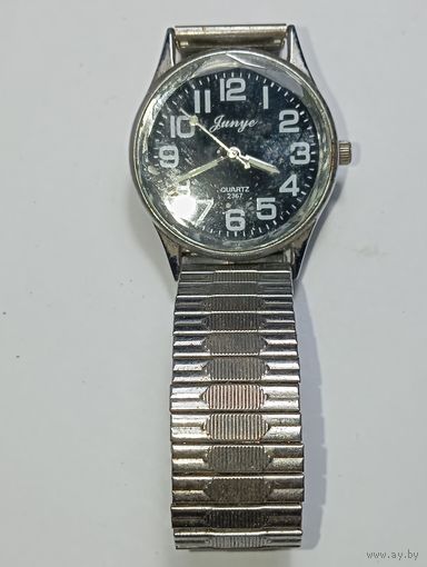 Кварцевые часы Genye .  С рубля