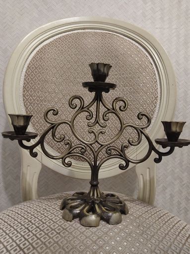 Шикарный подсвечник на три свечи.