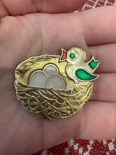 Значок детский птичка в гнезде гнездо с птицей и яйцами птичье гнездо значок