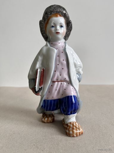 СТАТУЭТКА ФАРФОРОВАЯ "ФИЛИППОК". ЛФЗ. В/С. СМ.ФОТО, ОПИСАНИЕ.