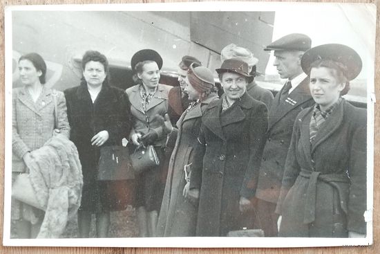 Фото членов делегации БССР на сессии ГА ООН в Нью-Йорке. В аэропорту. 1954 г. 11.5х18 см.