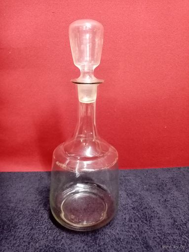 С рубля без мц. графин высота  с пробкой 35см. диам внизу 13см.