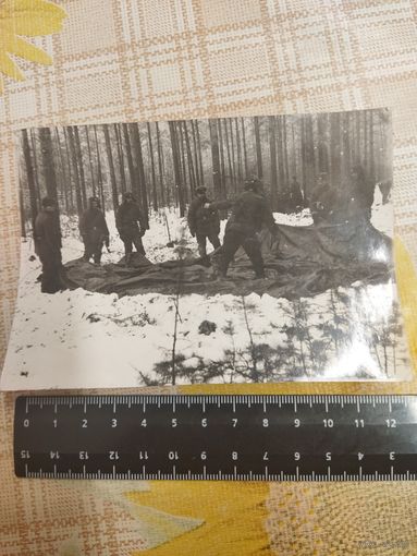 Фотография. Полевой выход. Установка палатки зимой. ВС СССР.