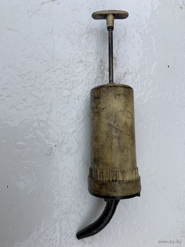 Советская УДОБНАЯ  ручная помпа из прочной пластмассы на 1 литр  для заливки  масла  в коробку передач мотоцикла и не только