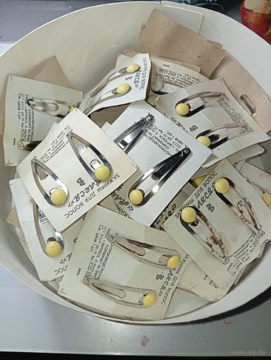 Зажимы для волос " Алеся " , по 30 копеек за комплект .