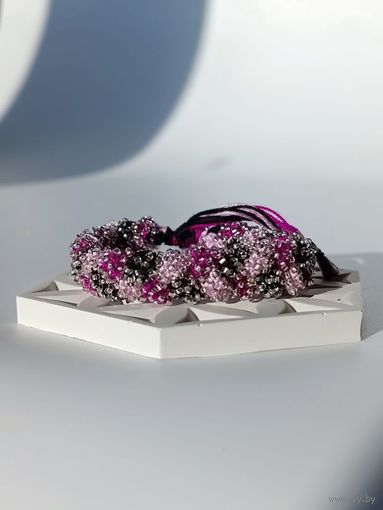 Широкий вязаный браслет из бисера