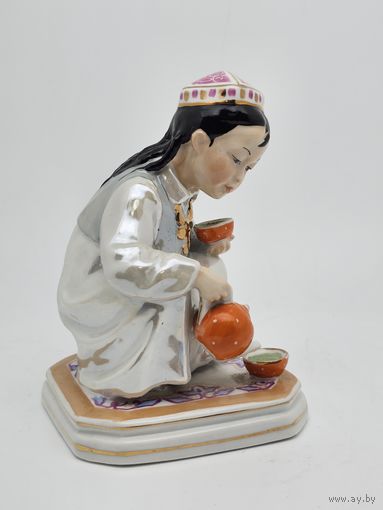 Статуэтка узбечка Азиатка с чайником