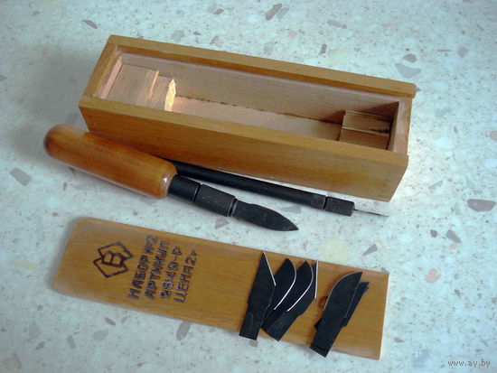 Набор ножей со сменными лезвиями для инкрустации.
