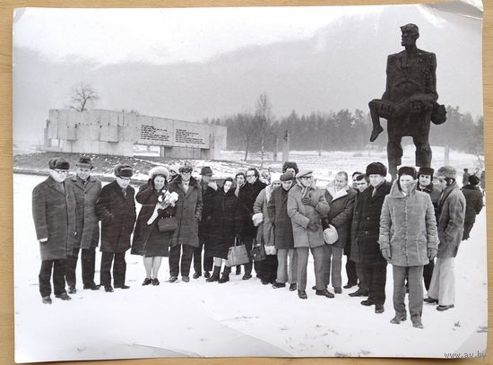 Фото работников Госкомитета по телевидению и радиовещанию БССР на экскурсии в Хатыни. 1970-е. 18х24 см
