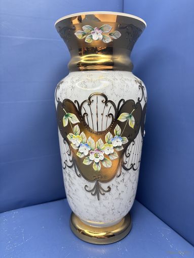 Ваза Чехословакия Богемия . Молочное стекло, позолота.