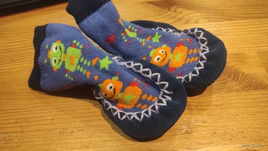 Тапочки новые на 18-19 размер (по стельке 12 см). Очень удобные.