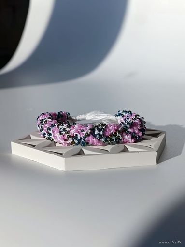 Широкий вязаный браслет из бисера