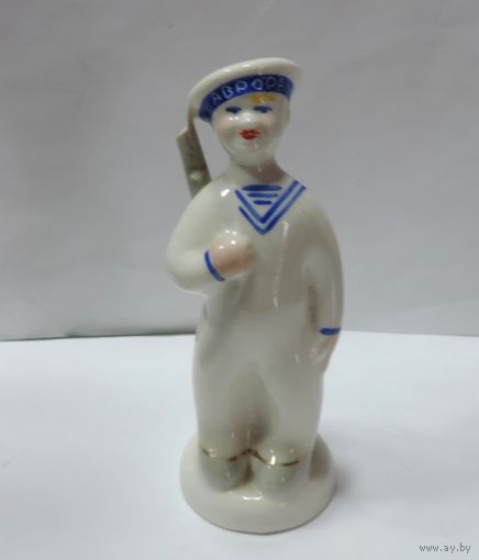 Статуэтка фарфоровая "Матрос с ружьём" СССР. Ружьё битое.