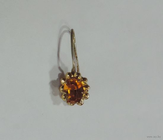 Серьга с кристаллом нежно коричневого цвета 60-70-е годы СССР. Размер передней части 0.9-1 см. Латунь.