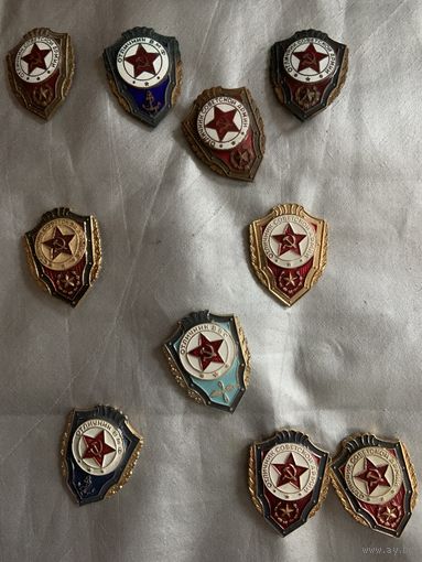 Отличники СА и ВМФ. одним лотом. 4 верхние латунные, 6 нижних -лёгкие.