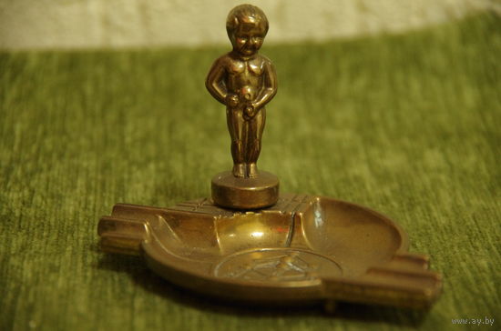 Пепельница латунная  ( высота 7 см . 10, 5 см х 7,5 см )