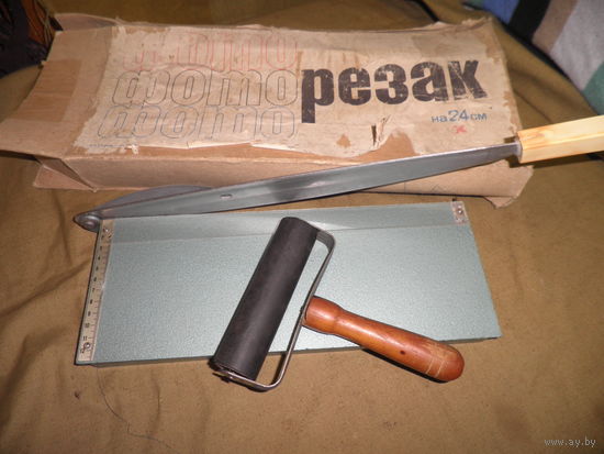 Фото резак на 24 см. и валик для глянцевания фотокарточек времён СССР.Новый!С рубля.