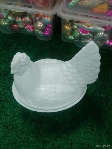 Большая шкатулка, ёмкость - Курочка из молочного стекла