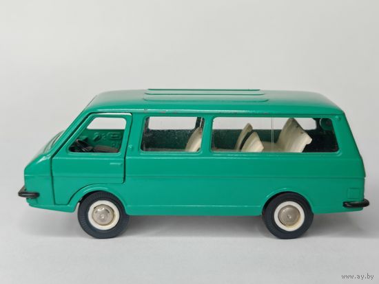 Модель РАФ 2203 с подиумом 1981г. СССР 1:43 Цвет зеленый. А18