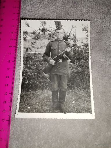 Старое фото. Солдат с ППШ. 1953г