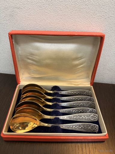 Винтажный набор мельхиоровых чайных ложек СССР в оригинальной коробке . Покрытие двухслойное серебрение и золочение .