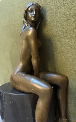 Бронзовая скульптура обнаженной женщины