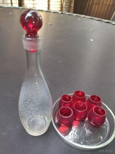 Графин и рюмки