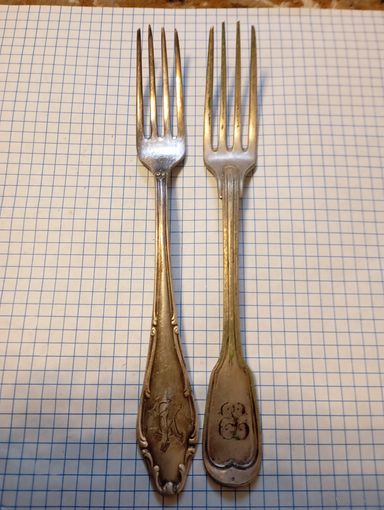 2 старых вилки с Вензелем