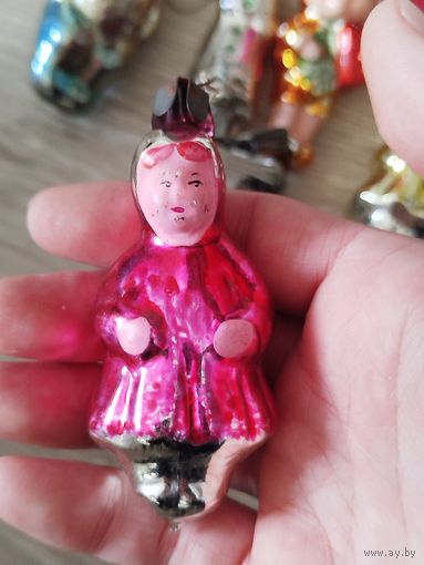 Девочка красная