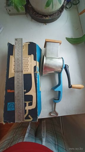 Ручная мясорубка для ягод, сыра итд