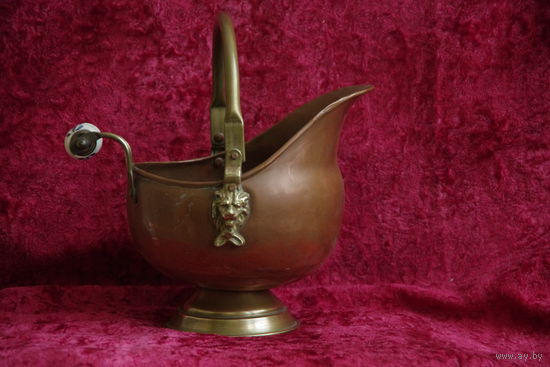 Зольник  ( медь , латунь )  ( высота 18 см , 23 см , длинна 22,5 см , ширина 17,5 см )