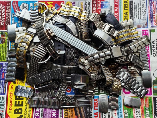 Более 1,7 кг. разнообразных браслетов, ремешков и их частей (звенья, застежки, шпильки и т. п.) для наручных часов.